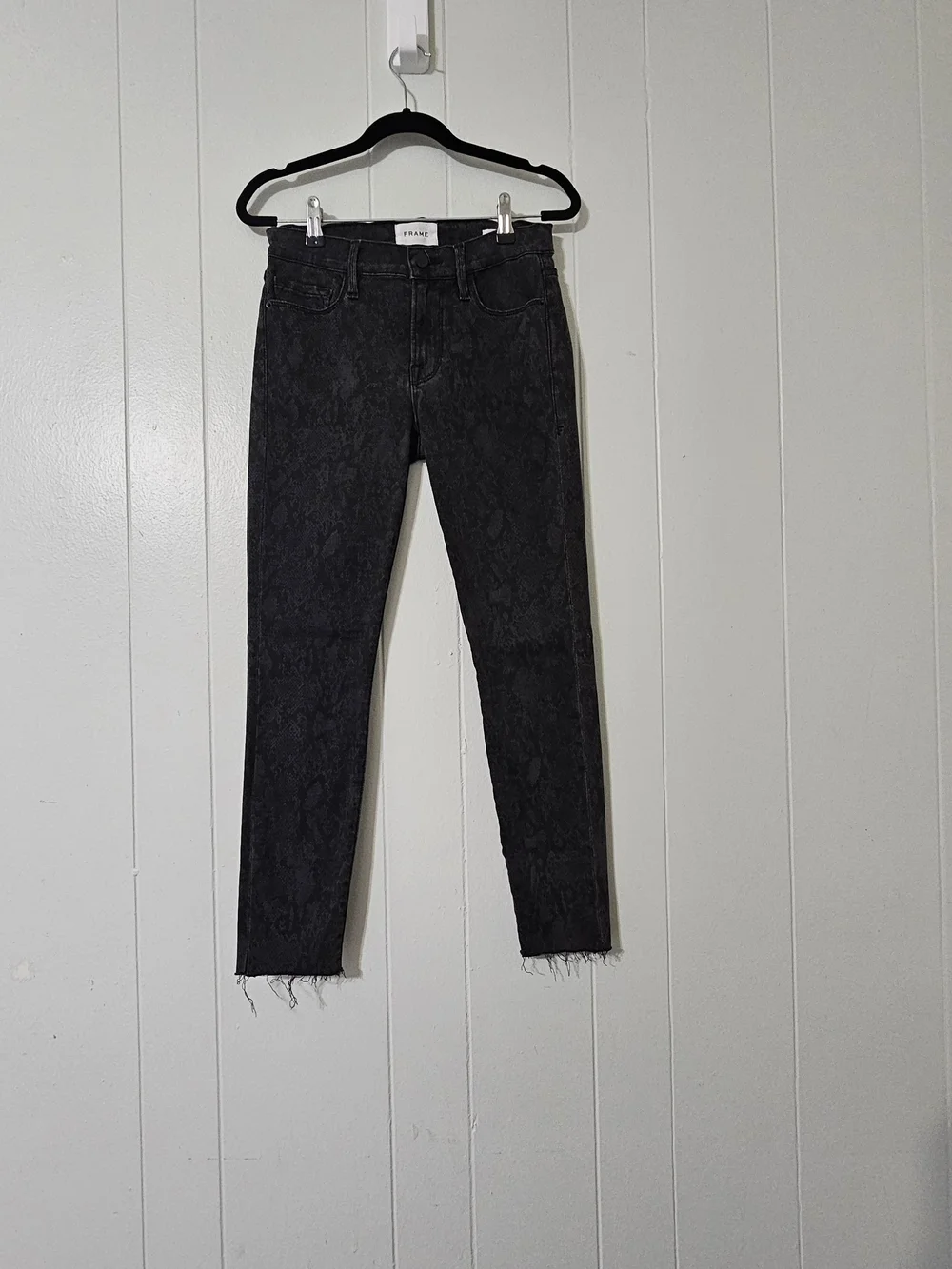 FRAME Le Skinny de Jeanne Python Print Jeans Gray Raw Hem Women's Size 27 EUC - Picture 2 of 11